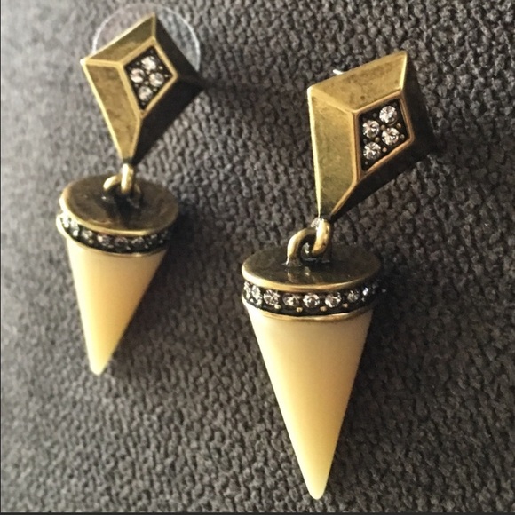 Jewelmint - Bronze and Ivory Colored Tribal Pierced Earrings - Picture 2 of 5
